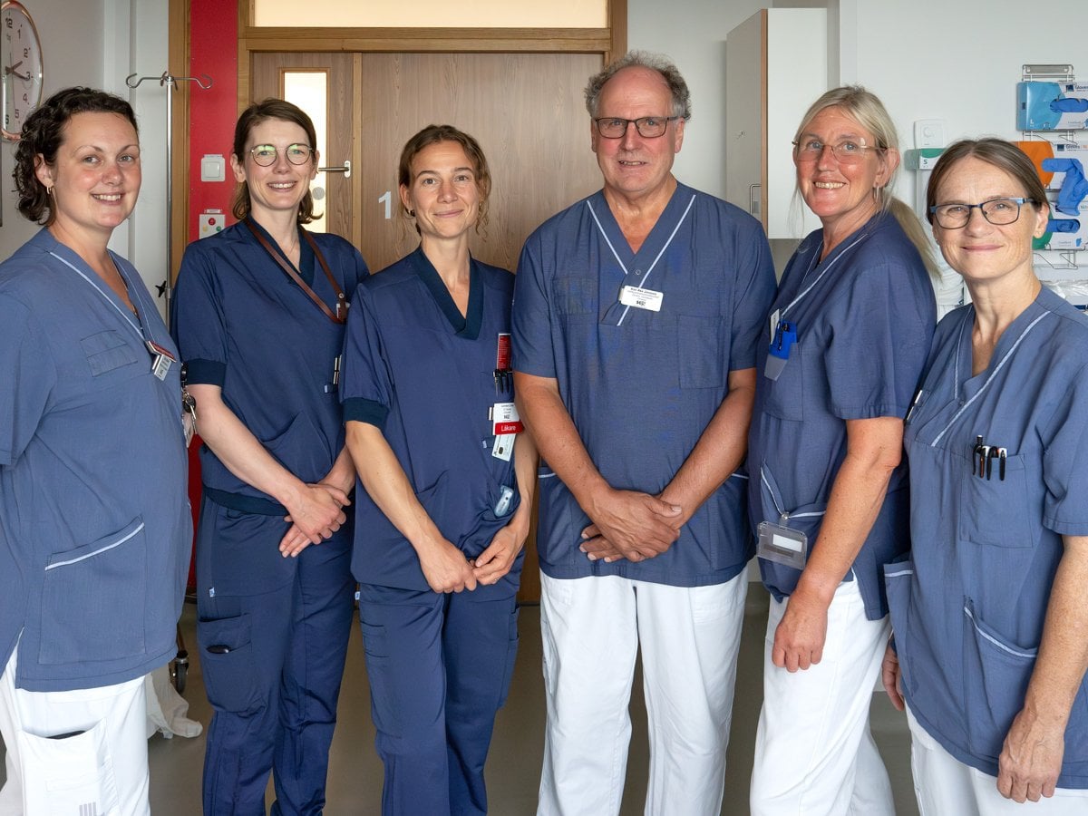 Nyhetsbild med 6 personer i sjukhuskläder