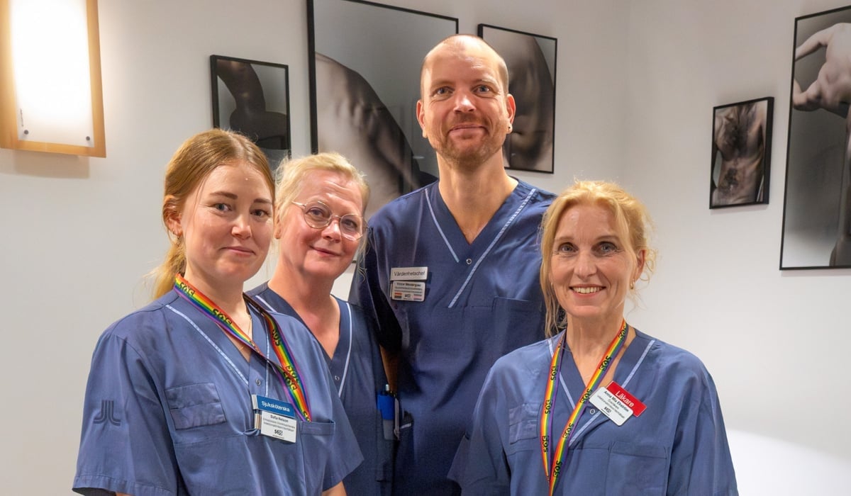 Tre kvinnor och en man i sjukhuskläder