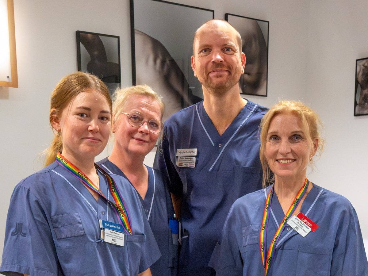 Tre kvinnor och en man i sjukhuskläder