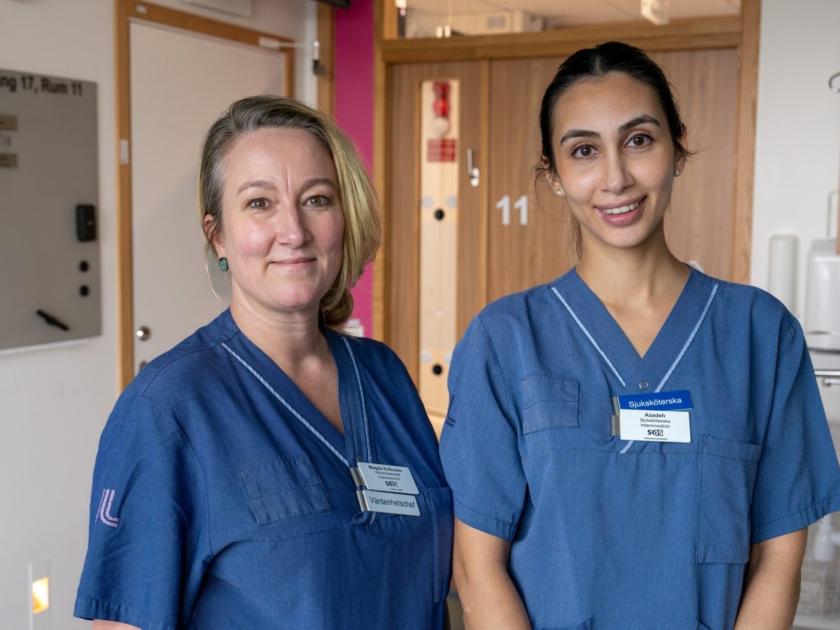 Två personer i sjukhuskläder i sjukhusmiljö