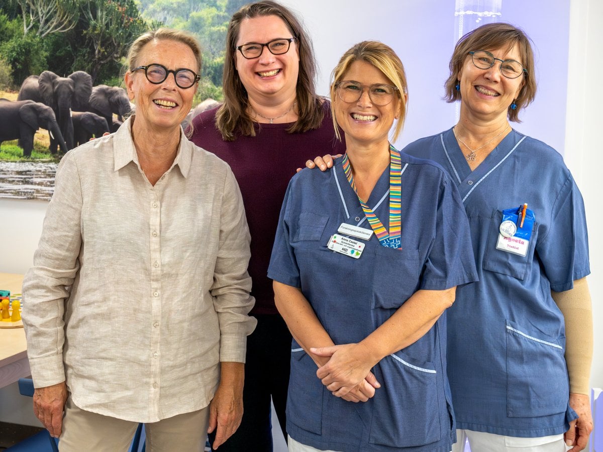 gruppbild fyra kvinnor, två i sjukhuskläder