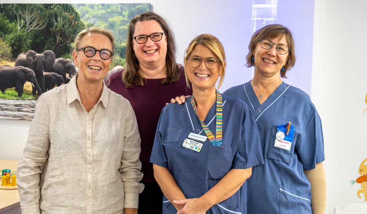 gruppbild fyra kvinnor varav två i sjukhuskläder