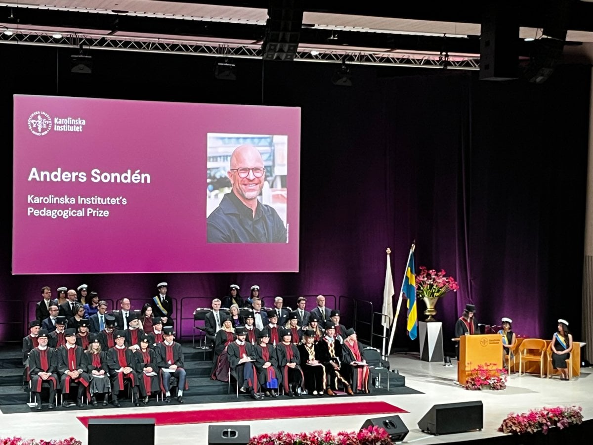 scen med storbildsskärm porträtt och namn Anders Sonden