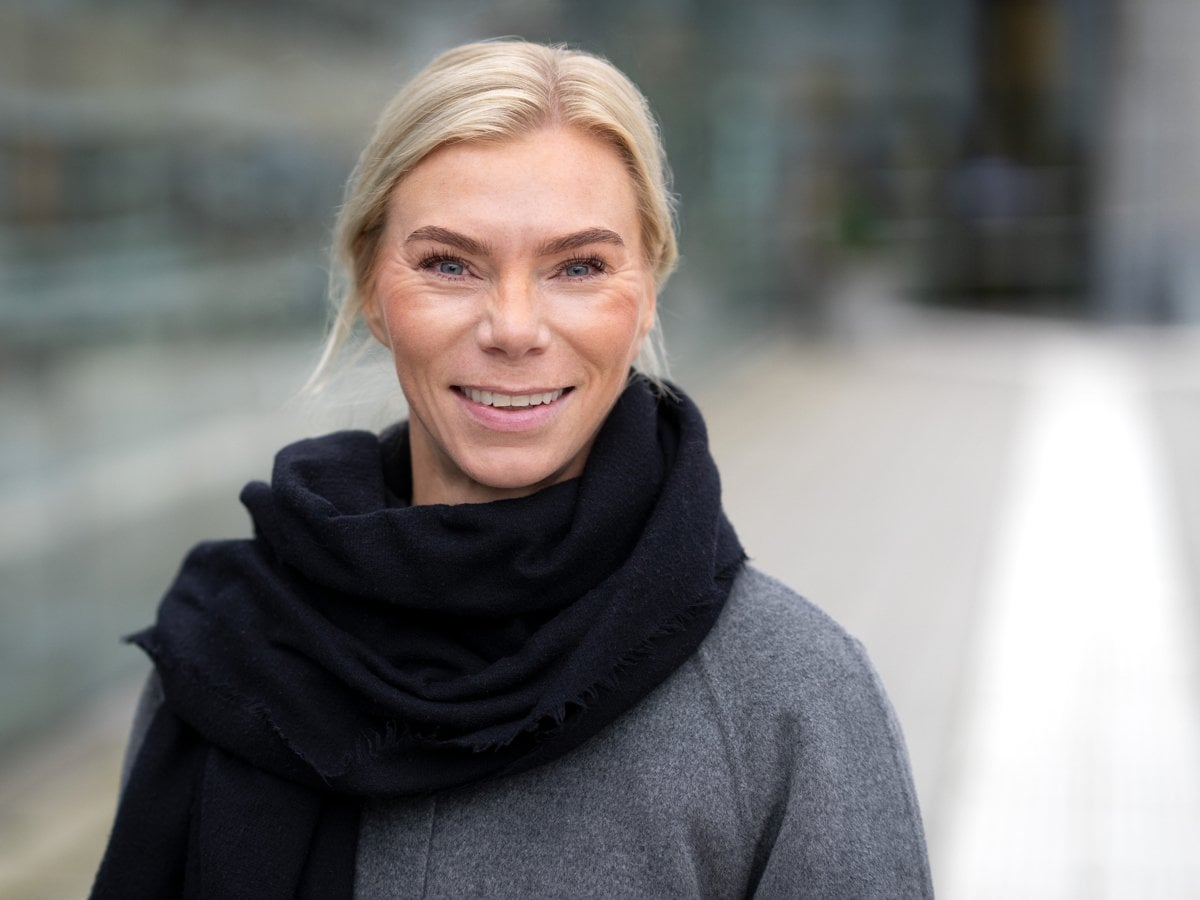 Sofia Pettersson, vo chef, Hälsoprofessioner, i grå trjöja och svart sjal.