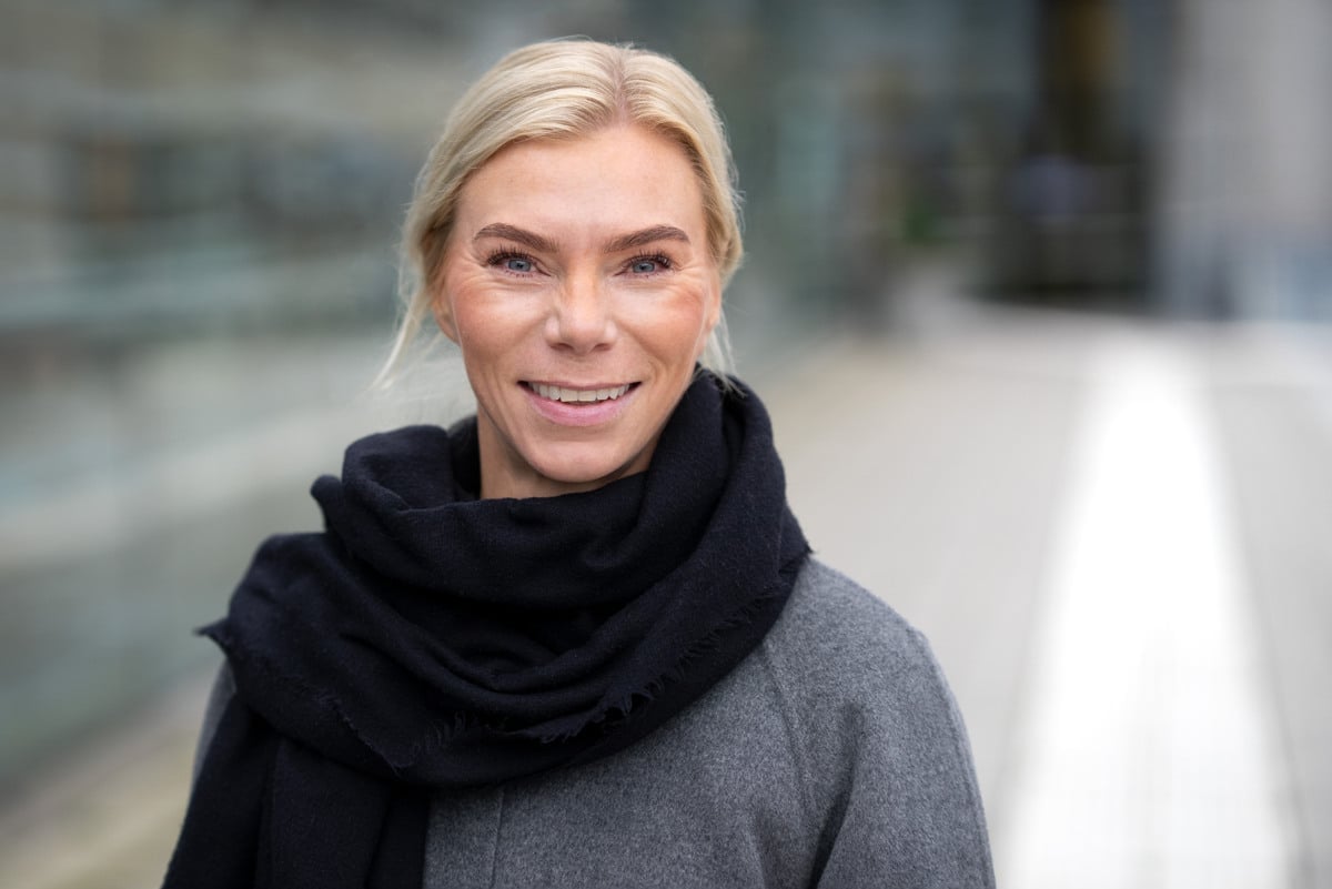 Sofia Pettersson, vo chef, Hälsoprofessioner, i grå trjöja och svart sjal.