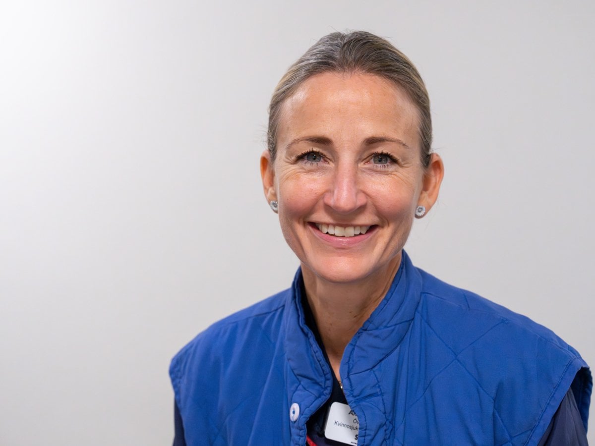 Porträtt av Anna Möller i blå sjukhusväst.