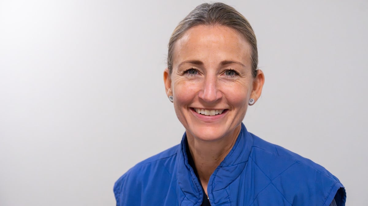 Porträtt av Anna Möller i blå sjukhusväst.
