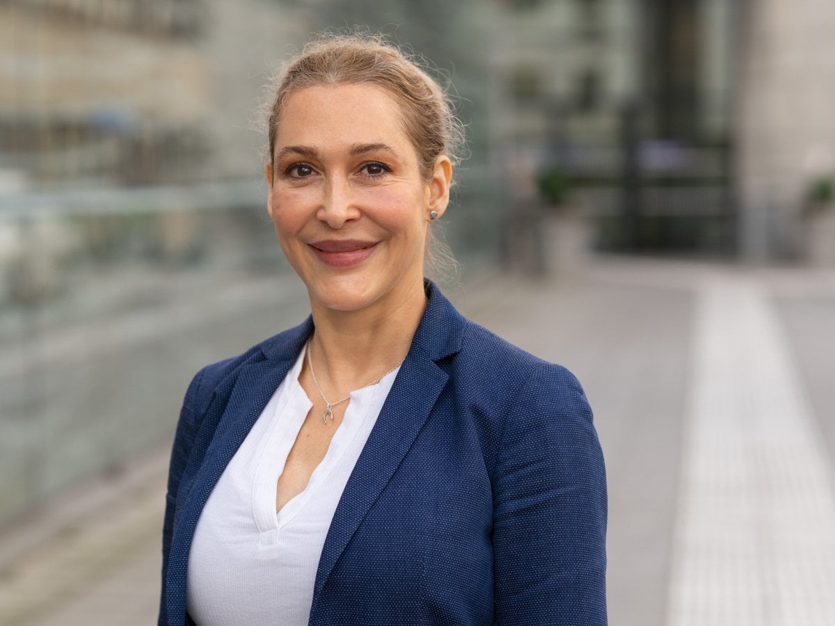 porträtt Linda Lindskog i blå kavaj utomhus.