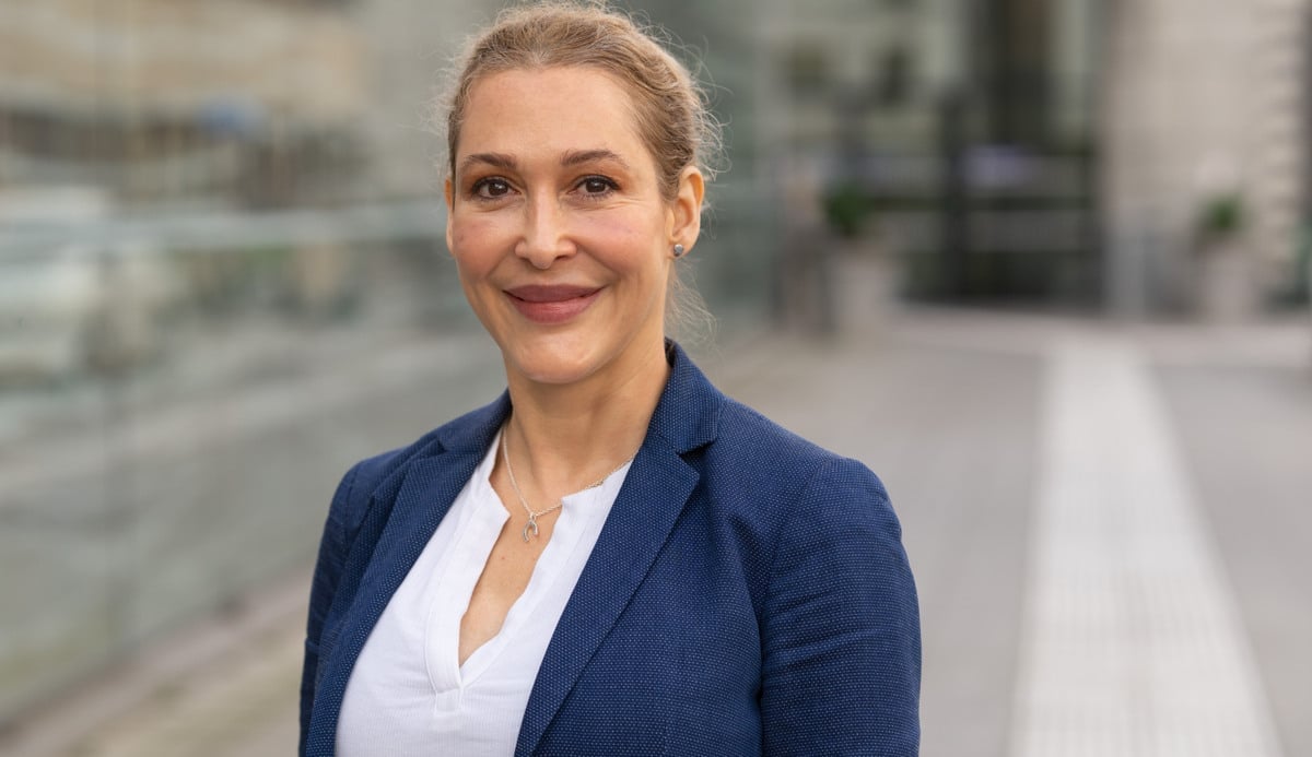 porträtt Linda Lindskog i blå kavaj utomhus.