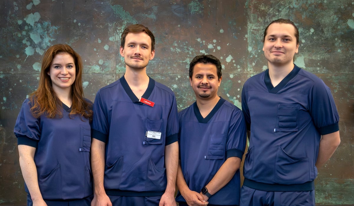 gruppbild 1 kvinna och 3 män i sjukhuskläder