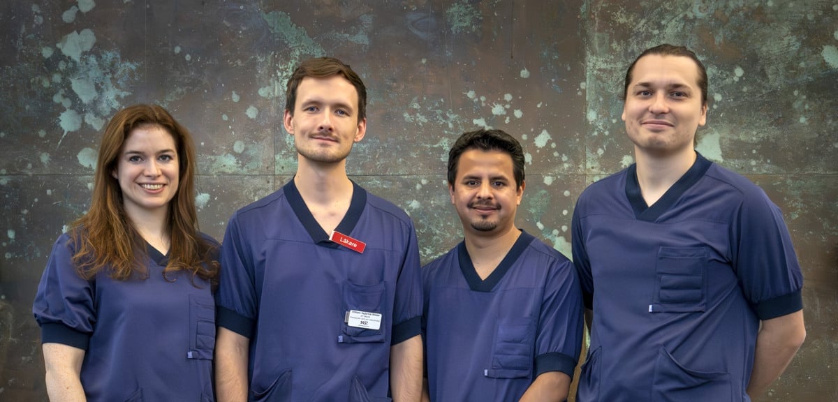 gruppbild 1 kvinna och 3 män i sjukhuskläder