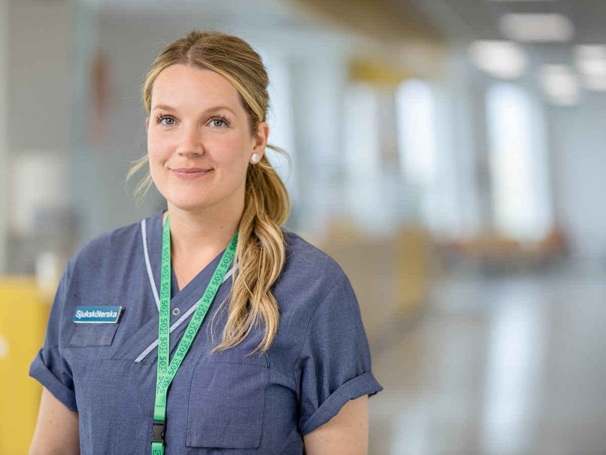 kvinnlig sjuksköterska i korridor