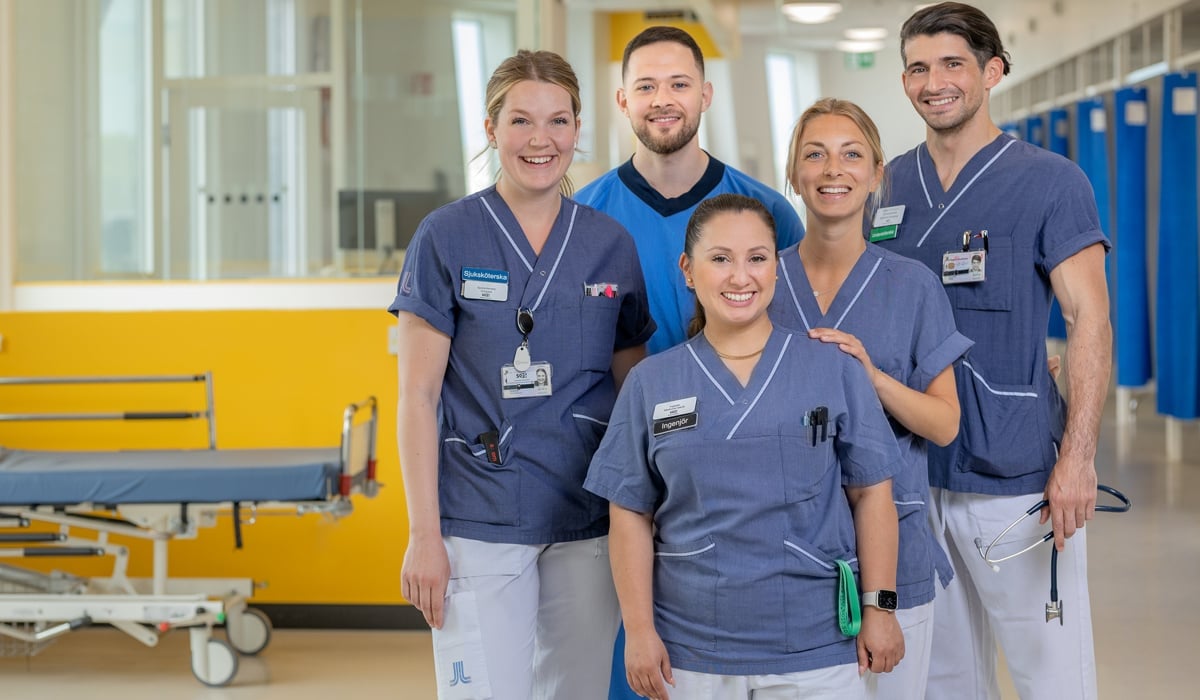 gruppbild fem medarbetare i sjukhusmiljö