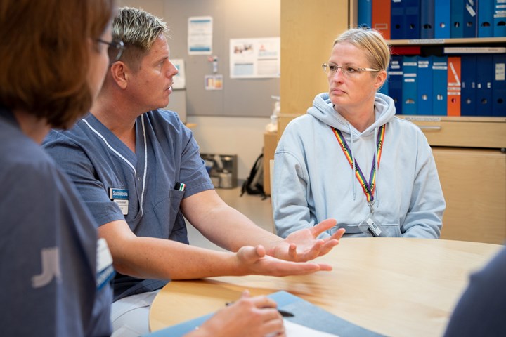 Sjukhusjuristen Cecilia Arrgård lyssnar på två vårdklädda personer