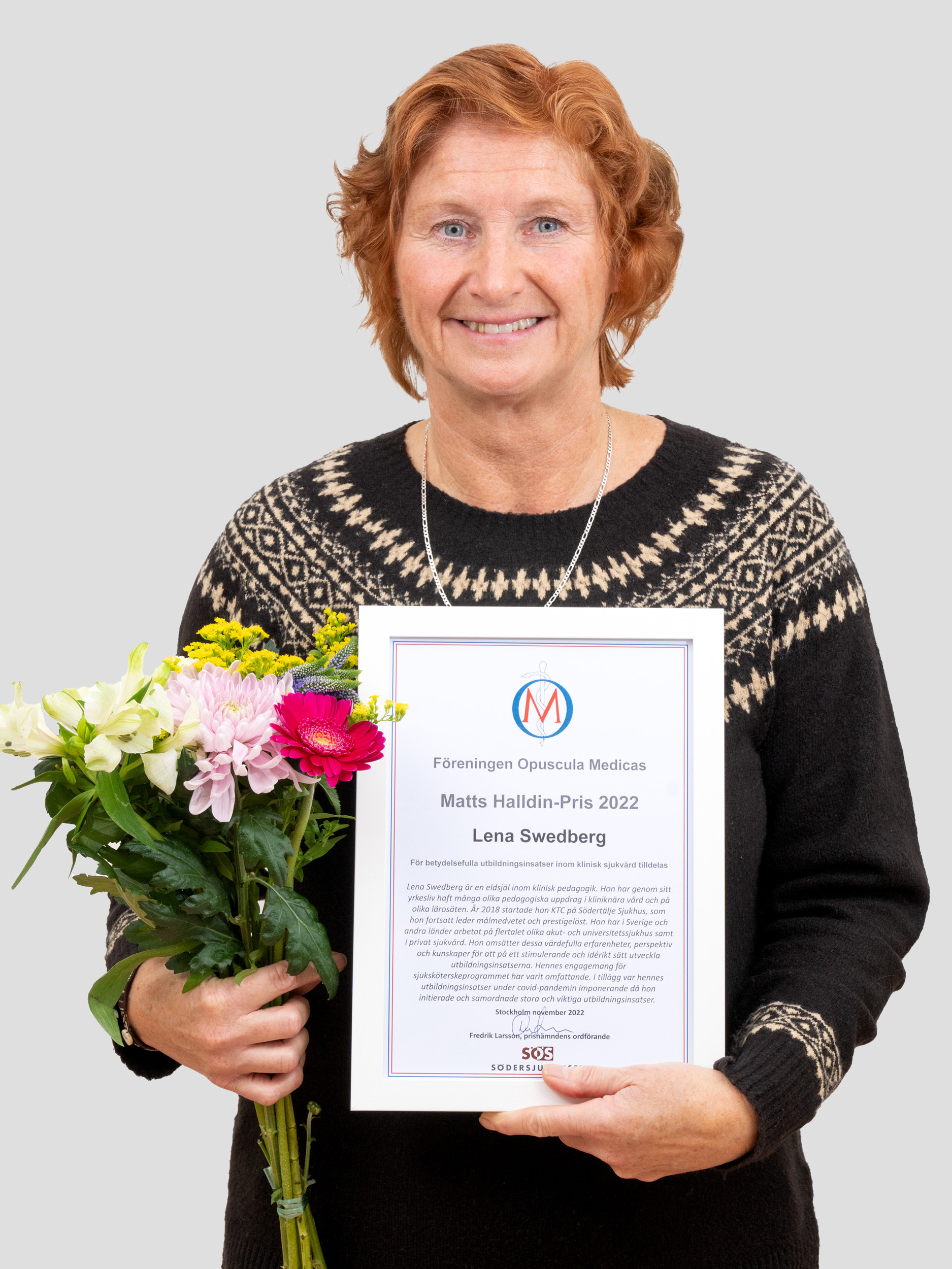 Lena Swedberg med blommor  diplom