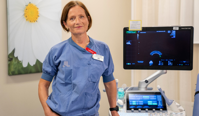 Elisabeth Epstein i sjukhuskläderbredvid  ultraljudsmaskin