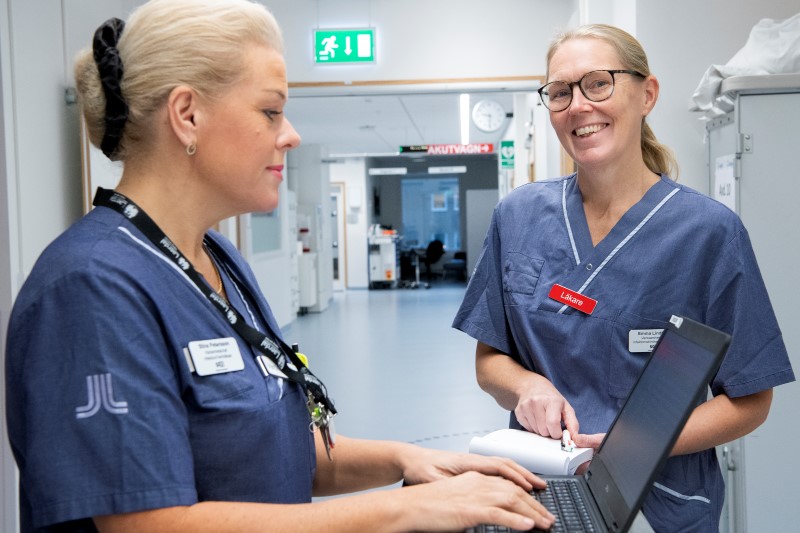Emma Lindbäck med kollega i sjukhuskläder