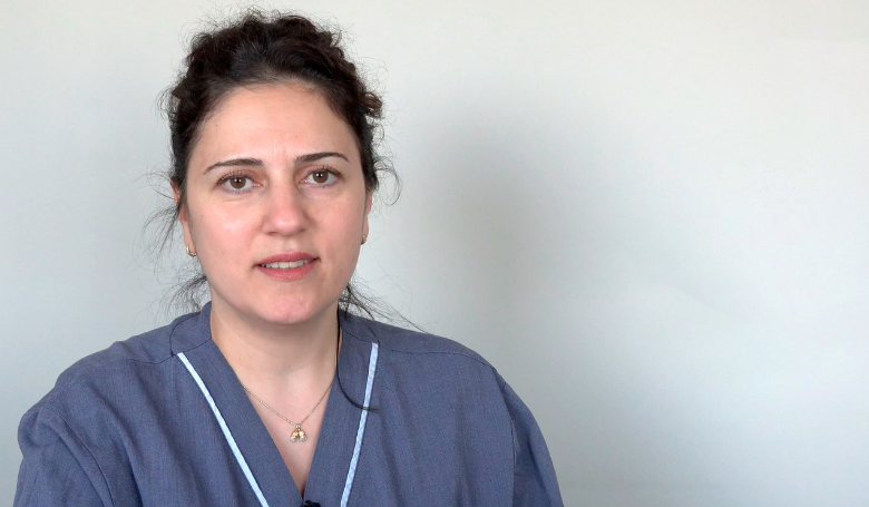 Mihaela Oana Romanitan i blå sjukhuskläder till vänster i bild