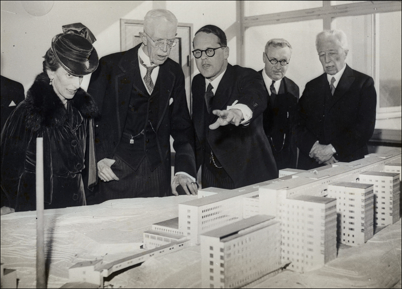 2020 sker den stora invigningen av Sös nya sjukhusbyggnader. Här är en bild från när det senast begav sig: 1944, då Södersjukhusets invigdes av kung Gustav V, bland andra
