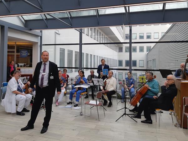 Det blev inget kungligt besök när Södersjukhuset firade 75 år. Men väl musik med vår orkester Opuscula Musica och tal av vår VD Mikael Runsiö.