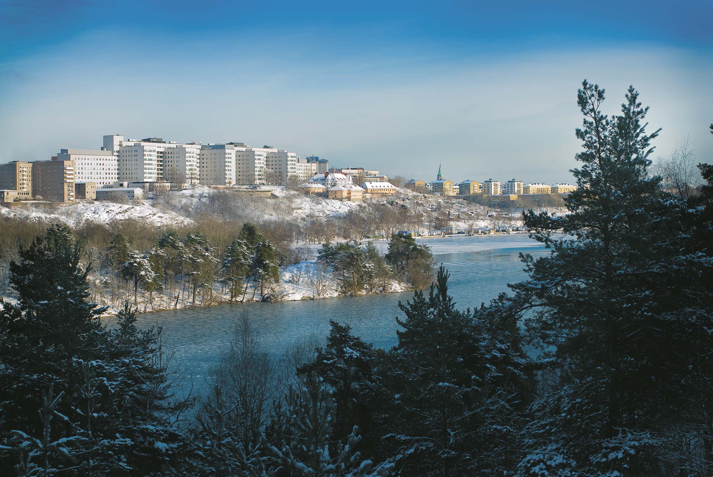 Södersjukhuset i vinterskrud, fotograferad från Årstabron