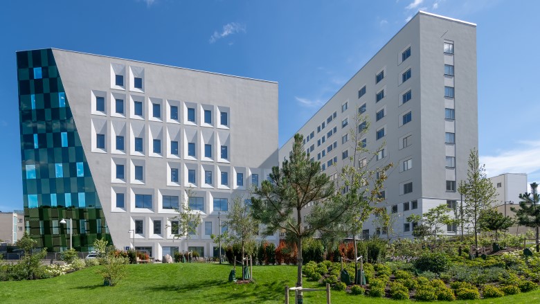 Södersjukhusets nya byggnader med parken i förgrunden