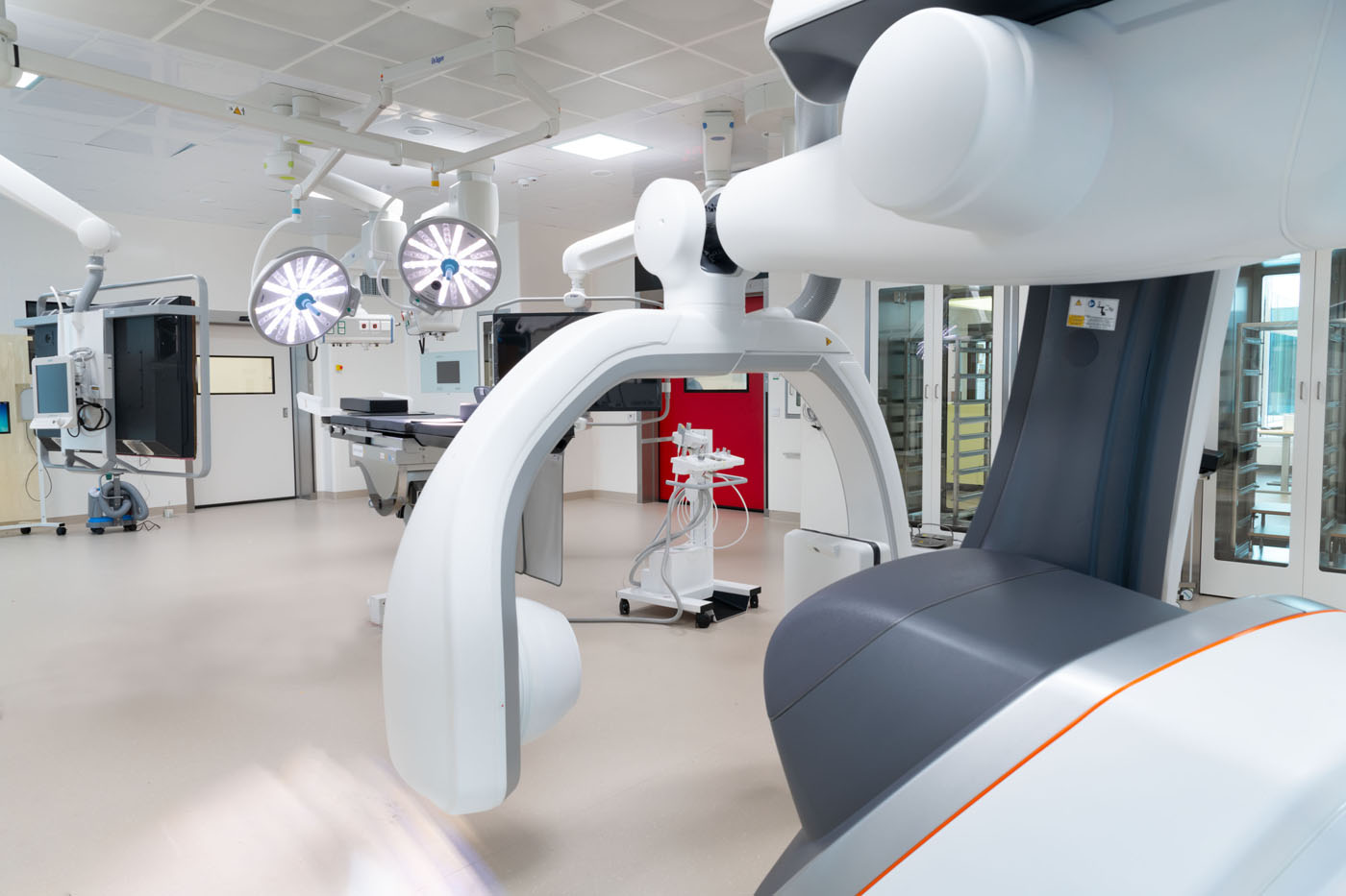 Den nya behandlingsbyggnaden innehåller 24 moderna operationssalar varav två är hybridsalar på 100 kvadratmeter. Här finns tillgång till avancerad röntgenutrustning och assistans av röntgenspecialister.