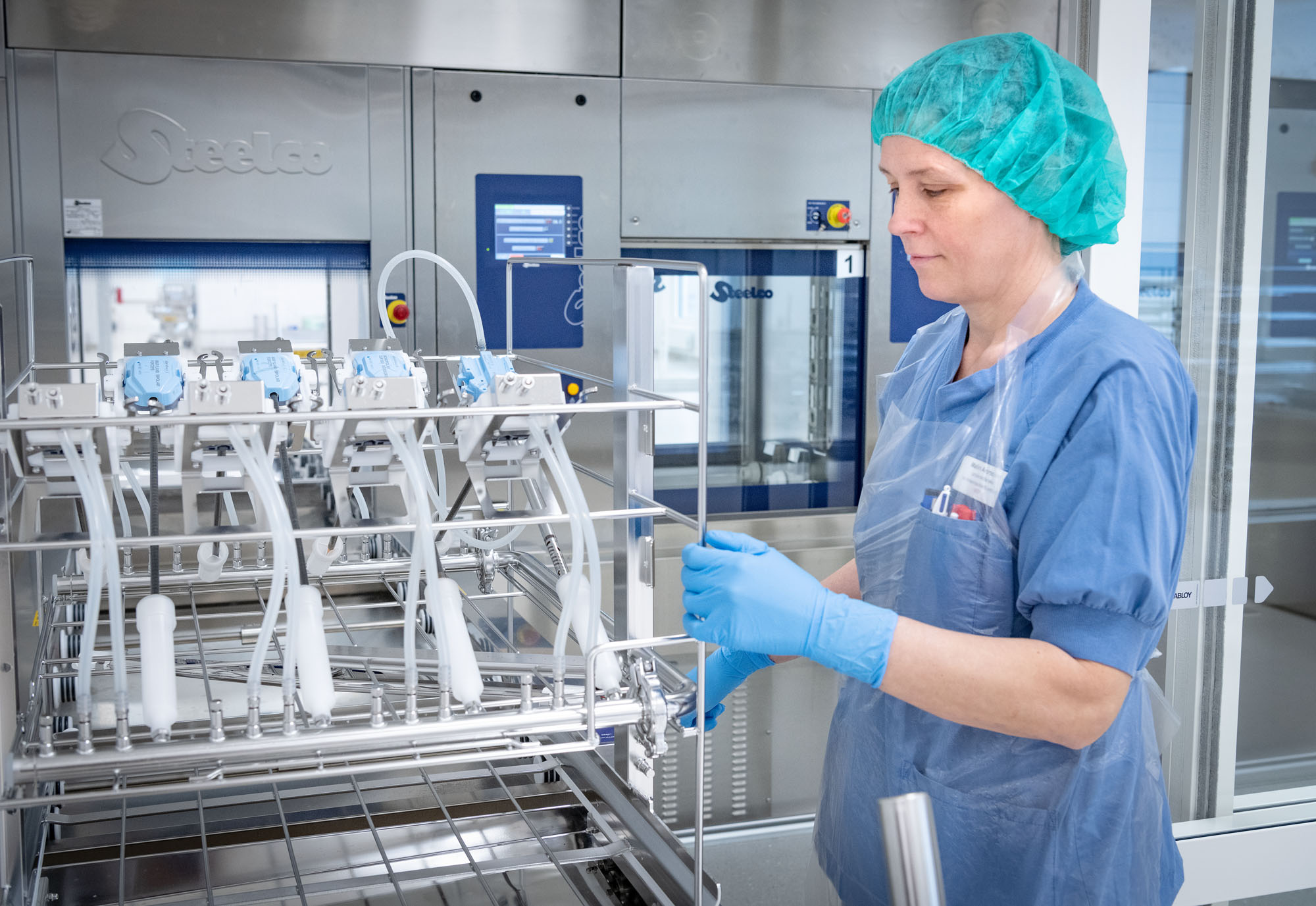 Sterilteknisk centrums nya rymliga lokaler täcker 2500 kvm på ett plan och ligger nära operationsavdelningarna för snabba och säkra leveranser av steriliserade operationsinstrument.