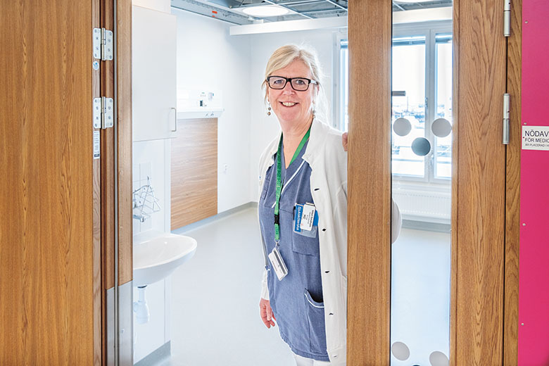 - Den nya vårdbyggnaden är utformad för patienten. Varje patient får eget vårdrum med egen dusch och toalett, vilket bidrar till en högre patientsäkerhet och minskad smittorisk.